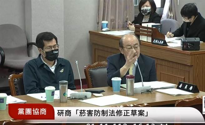 柯建銘則表示，請大家稍安勿躁，這中間可能有些誤解，民進黨團早上的記者會，如果開的太快，有什麼不對，在這裡跟國民黨道歉。（摘自立法院直播）