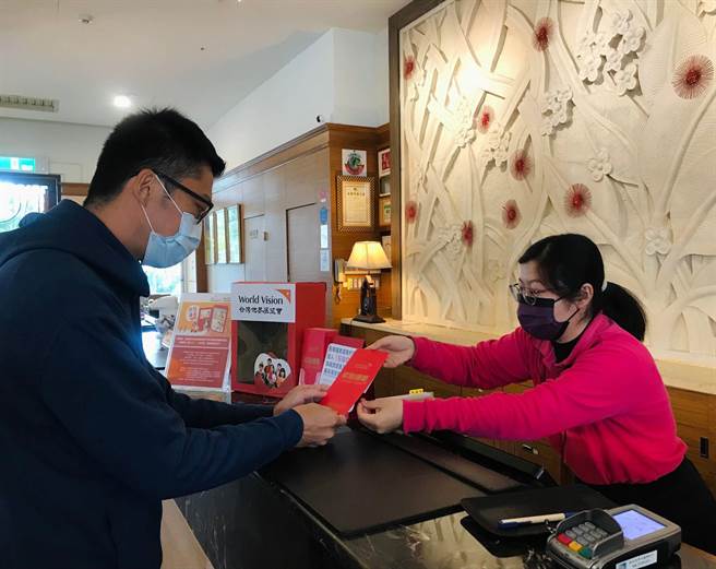 春节前夕，台湾世界展望会发起「红包传爱」行动。（世展会提供）