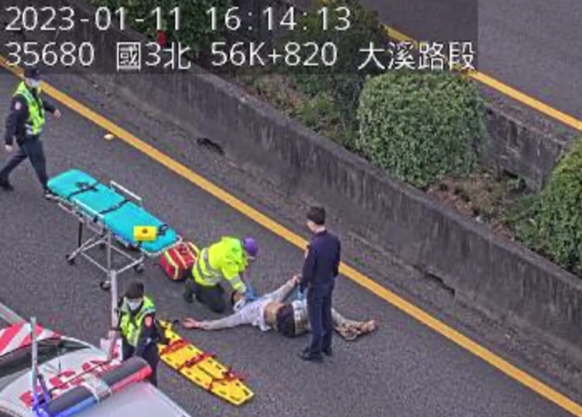 国道三号北上56.8公里、大溪段，今（11日）下午3时许发生3车追撞车祸，造成1名男子喷飞倒地，救护人员急救中。（翻摄照片）
