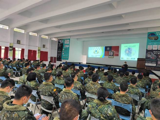 金門縣警局金湖分局受邀至營區，向國軍弟兄進行春節前夕行車安全宣導。(圖／金湖分局提供)