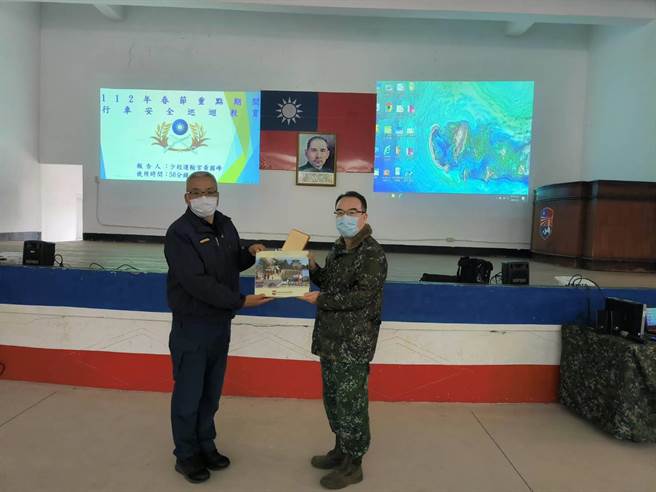 軍方頒贈感謝狀予金湖分局副分局長蔡志慶(左)，感謝他詳盡的宣導提醒官兵注意安全。(圖／金湖分局提供)