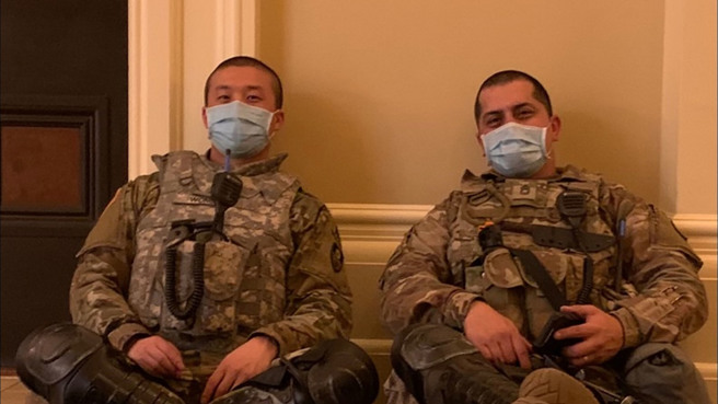 來自香港移民家庭的美國預備役軍人王兆倫（左）表示舊金山軍事假支薪保障法案，讓兼職軍人不因服勤承受財務壓力。圖為2021年1月王兆倫赴加州國會大廈維安。（圖／中央社）