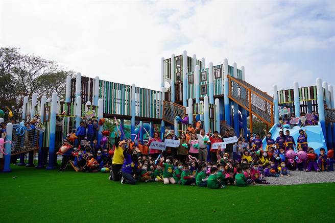 屏东第29座共融游戏场「海岛迴琉」坐落在离岛小琉球，以海洋意象为主设计，为全台难得一见的海岛特色公园，11日正式启用。（谢佳潾摄）