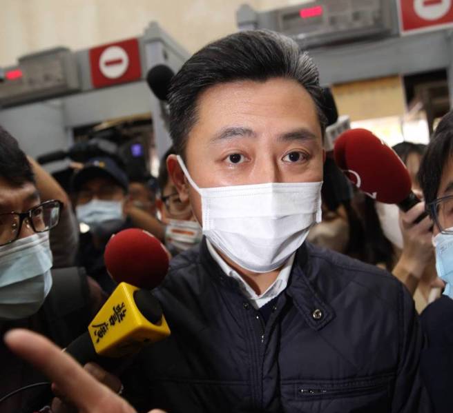 被卷入前新竹市长林智坚论文抄袭案风波的调查官余正煌，日前委由律师到台北地院提刑事自诉，控告林违反着作权法，北院11日开庭，林智坚以被告身分出庭应讯。（陈君玮摄）