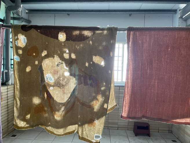 人妻分享女儿小被被送洗后的照片，上面有大大小小的破洞。（图／翻摄自脸书爆废公社）