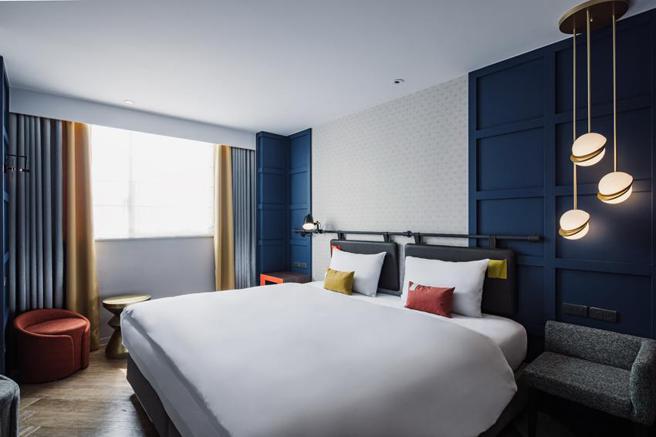 台中悅樂旅店推出「日日薰陶 × oshow」住房專案，平日雙人房2,900元起，入住贈日式午茶及限量周邊明信片組。（圖／悅樂酒店提供）