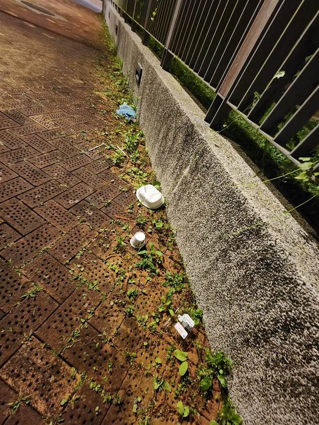 华兴里里长陈峙颖也说，永建国小校门口这条木栅路一段311巷，近期也都没清扫，前天仍看到满地烟盒、垃圾留在现场。（王欣仪办公室提供／李奇叡台北传真）