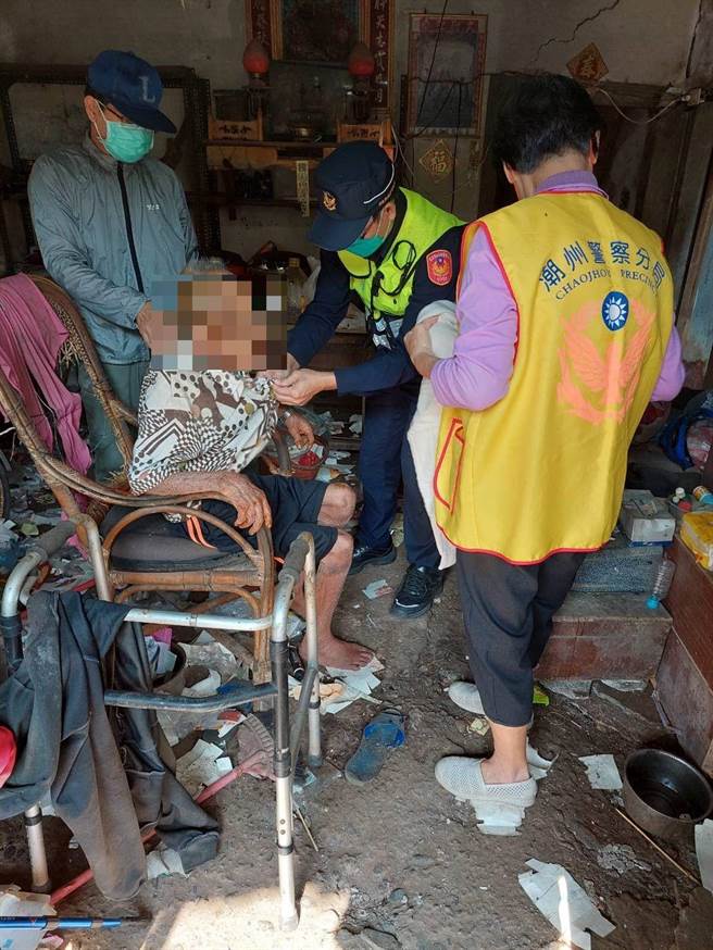 潮州镇90岁黄姓老翁长年独居，生活无法自理，日前他不慎跌倒坐在家门口无法起身，幸四林派出所警员执行家户访查时及时发现、予以协助。（警方提供／谢佳潾屏东传真）