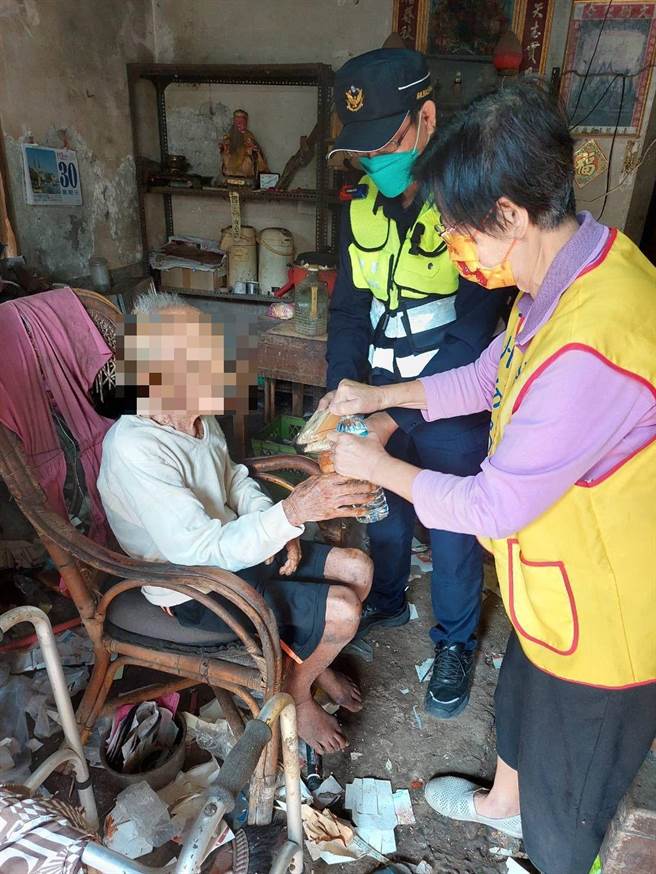 潮州镇90岁黄姓老翁长年独居，生活无法自理，日前他不慎跌倒坐在家门口无法起身，幸四林派出所警员执行家户访查时及时发现、予以协助。（警方提供／谢佳潾屏东传真）