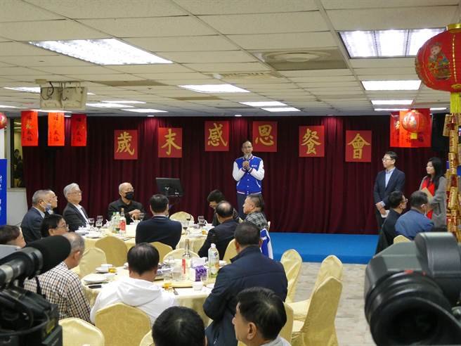 国民党今在中央党部举办年终岁末感恩餐会及摸彩，席开21桌感谢党工辛劳。党主席朱立伦致词时表示，今天是感恩时刻，国民党没办法像民进党有无限社会与行政资源，但在最艰苦、艰难环境下，感谢党工仍愿意将士用命，一起努力。（周志豪摄）