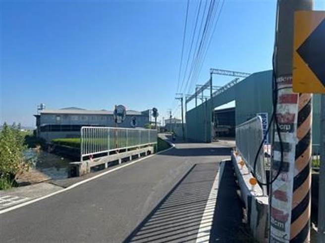 台中市霧峰區北豐路德豐橋段，因橋面狹窄會車不易，建設局辦理拓寬，預計2月底前開放通行。(中市府提供)