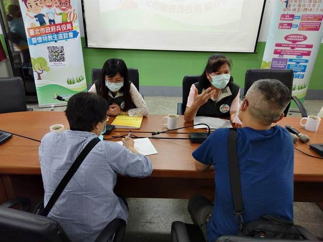 台北市兵役局前进校园办理特教生权益说明会，并受理个案谘询。（台北市兵役局提供）