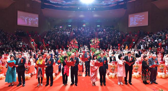 「佛光山2023年春節平安燈法會」的主燈是高11米的「鳳凰展翅呈吉祥」。(佛光山提供／林雅惠高雄傳真)