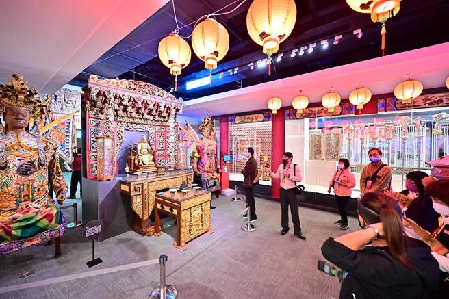 參觀佛陀紀念館「寺廟就是一座工藝博物館」。(佛光山提供／林雅惠高雄傳真)