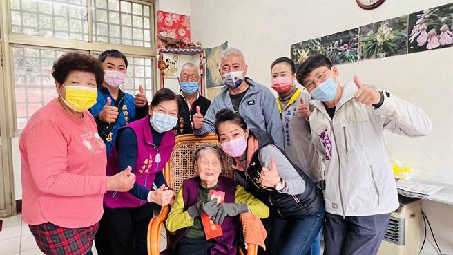 头份市长罗雪珠11日致赠百岁人瑞春节敬老金。（头份市公所提供／谢明俊苗栗传真）