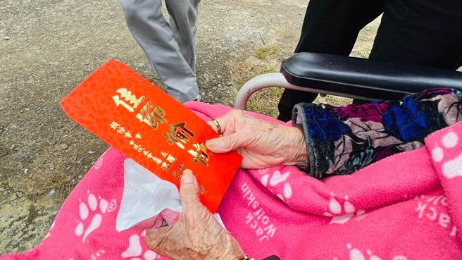 头份市长罗雪珠11日致赠百岁人瑞春节敬老金。（头份市公所提供／谢明俊苗栗传真）