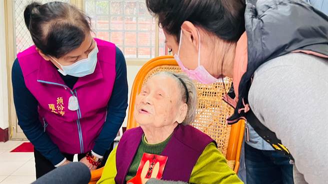 头份市长罗雪珠11日致赠百岁人瑞春节敬老金。（头份市公所提供／谢明俊苗栗传真）