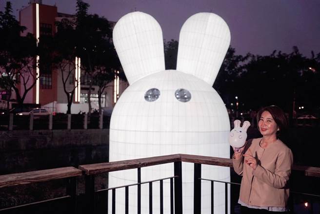 屏東縣長周春米提著「光光兔」小提燈，來找光光兔合影，充滿童趣，邀請大家一起來賞燈同樂。（屏縣府提供）