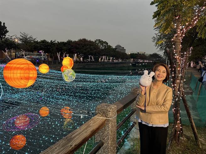 屏東縣長小米姐姐巡視屏東燈節，3D水舞秀、巨型光光兔吸睛。（屏縣府提供）