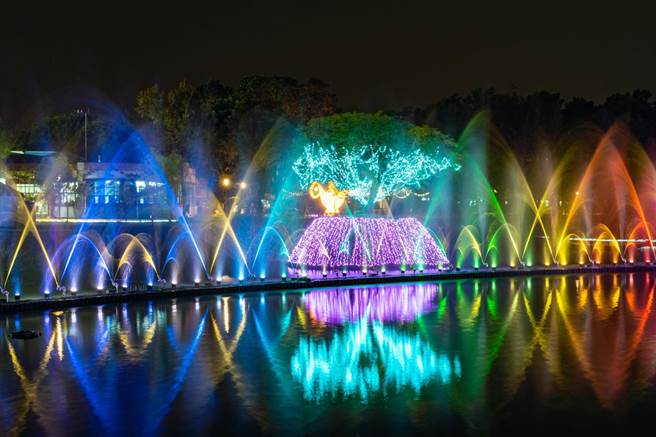 屏東縣長小米姐姐巡視屏東燈節，3D水舞秀、巨型光光兔吸睛。（屏縣府提供）