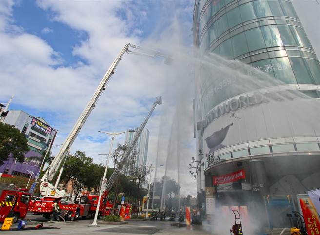 台北市消防局特別在西門町某間KTV新館舉行消防搶救演練，演練情境假設3樓包廂顧客酒醉發生爭執，情緒失控憤點火，消防局接獲報案後立即派遣雲梯車升梯救援。（陳君瑋攝）