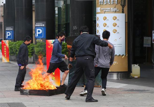 台北市消防局特別在西門町某間KTV新館舉行消防搶救演練，演練情境假設3樓包廂顧客酒醉發生爭執，情緒失控憤點火，造成起火燃燒及濃煙密佈。（陳君瑋攝）