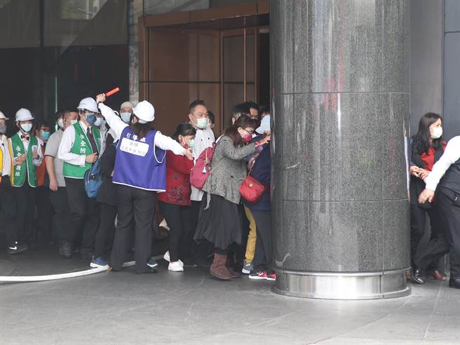 台北市消防局特別在西門町某間KTV新館舉行消防搶救演練，演練情境假設3樓包廂顧客酒醉發生爭執，情緒失控憤點火，現場員工啟動自衛消防編組作業、進行初期滅火、避難引導等任務。（陳君瑋攝）