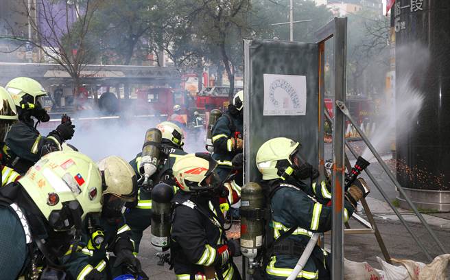 台北市消防局特別在西門町某間KTV新館舉行消防搶救演練，演練情境假設3樓包廂顧客酒醉發生爭執，情緒失控憤點火，消防局接獲報案後立即派遣各式救災救護隊前往執行搶救工作。（陳君瑋攝）