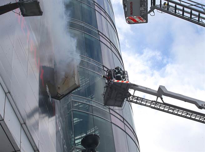 台北市消防局特別在西門町某間KTV新館舉行消防搶救演練，演練情境假設3樓包廂顧客酒醉發生爭執，情緒失控憤點火，消防局接獲報案後立即派遣雲梯車升梯救援。（陳君瑋攝）