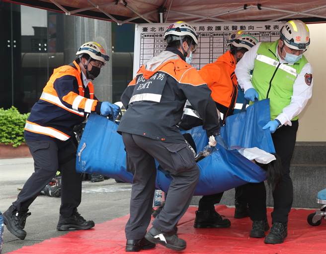 台北市消防局特別在西門町某間KTV新館舉行消防搶救演練，演練情境假設3樓包廂顧客酒醉發生爭執，情緒失控憤點火，消防局接獲報案後到達現場實施傷患救護處理。（陳君瑋攝）