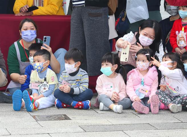 台北市消防局特別在西門町某間KTV新館舉行消防搶救演練，演練情境假設3樓包廂顧客酒醉發生爭執，情緒失控憤點火，消防局接獲報案後立即派遣雲梯車升梯救援。幼稚園小朋友在現場觀看加強防火觀念。（陳君瑋攝）