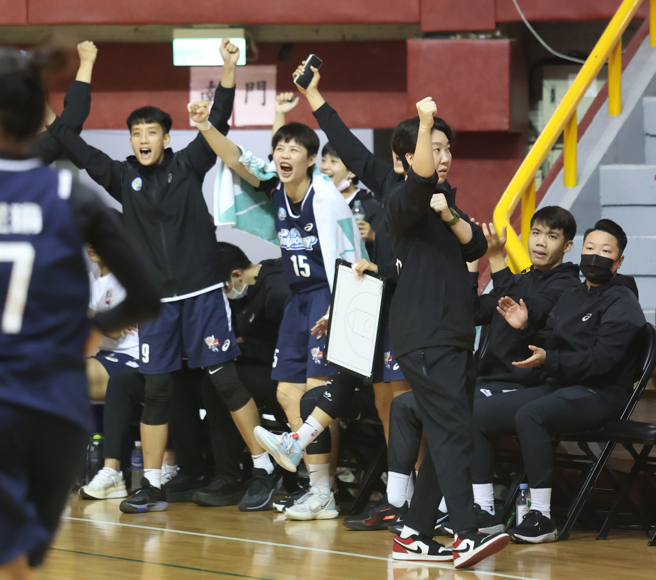 台电女篮为新任教练陈萓峰（前右）拿下首胜。（中华篮协提供）