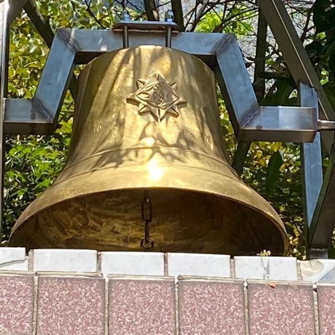 宜兰县罗东国小花费14万元打造120周年校庆纪念物復刻版铜钟。（罗东国小提供／吴佩蓉宜兰传真）