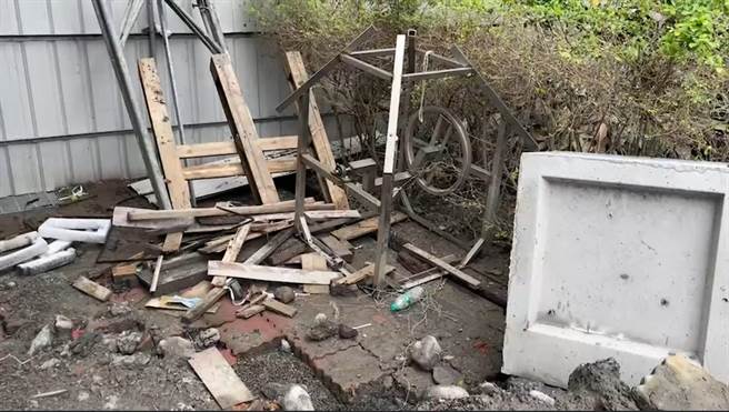 不到3年的时间，铜钟于1月9日遭窃，徒留钟塔架在现场。（吴佩蓉摄）