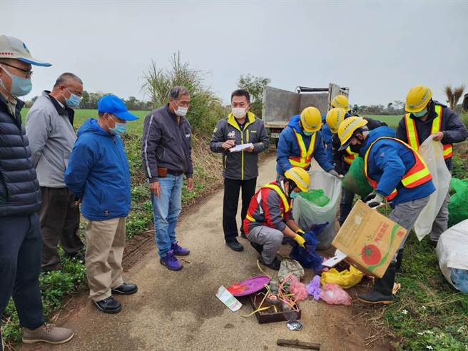 金门古寧头南山出海口周边遭弃置垃圾，乡代表李俊龙(左5)协请环保单位共同前往勘查并清除垃圾。(图／民眾提供)