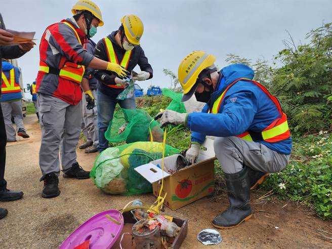 金寧乡公所清洁队员至现场清理出一袋袋被弃置的垃圾，呼吁民眾自律，共同维护环境的整洁。(图／民眾提供)