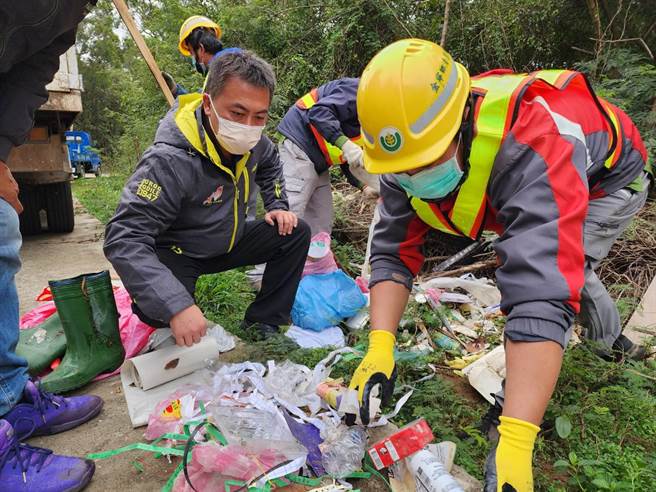 乡代表李俊龙(左1)与清洁人员仔细检查垃圾中的资料，反向搜索可疑的丢弃者，全力追凶。(图／民眾提供)