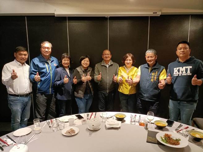 台中市议员黄馨慧（右三）为台中市议会国民党团新任书记长。（党团提供／张亦惠台中传真）