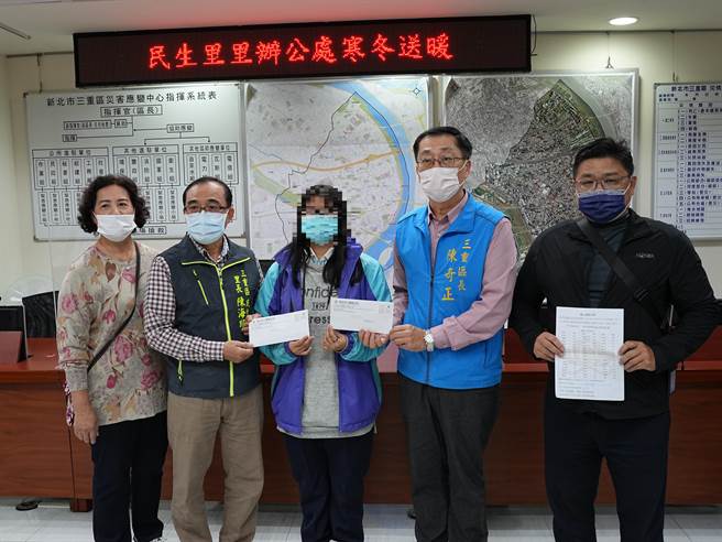三重区长陈奇正（右2）以及民生里长陈海顺（左2）今将善款交给梁女，助她度过难关。（黄敬文摄）