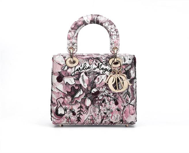 台北101旗艦店開幕限定的Lady Dior淡粉色魔幻花園小牛皮中型提包，價格23萬元。（Dior提供）
