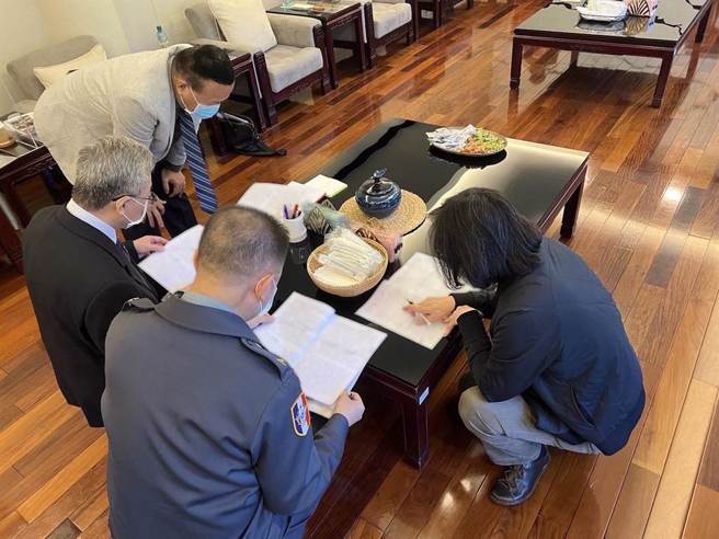 日前总统蔡英文亲自拍板义务役期延长至1年，时任总统府发言人黄重谚接受专访时，爆出一张蔡与国防部副部长柏鸿辉等人，在总统官邸蹲着开会的照片，遭批是摆拍、作秀。（本报资料照片）