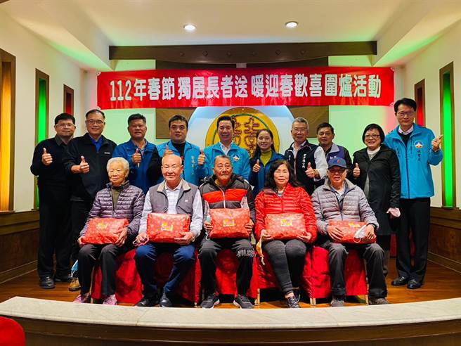 金门县政府举办独居长者围炉餐会，县长陈福海（后排左5）并致赠每位长者温馨礼品，提早贺新年。(图／金门县政府提供)
