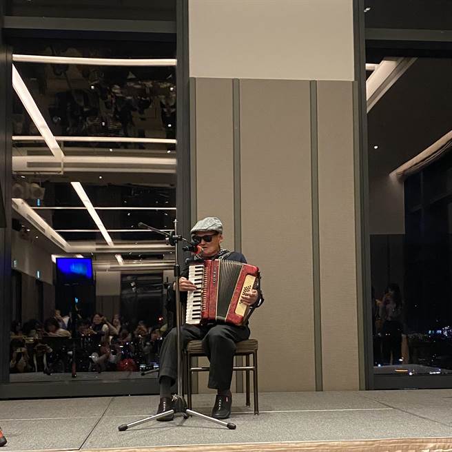 李炳辉11日受邀现身喜鹊尾牙卖力演出。（许雅淳摄影）