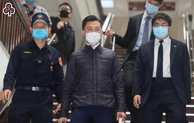 新竹市前市长林智坚（中）被调查官余正煌自诉台大国发所硕士论文抄袭违反着作权法，台北地院11日开庭，林智坚以被告身分出庭应讯后离开法庭。（陈君玮摄）