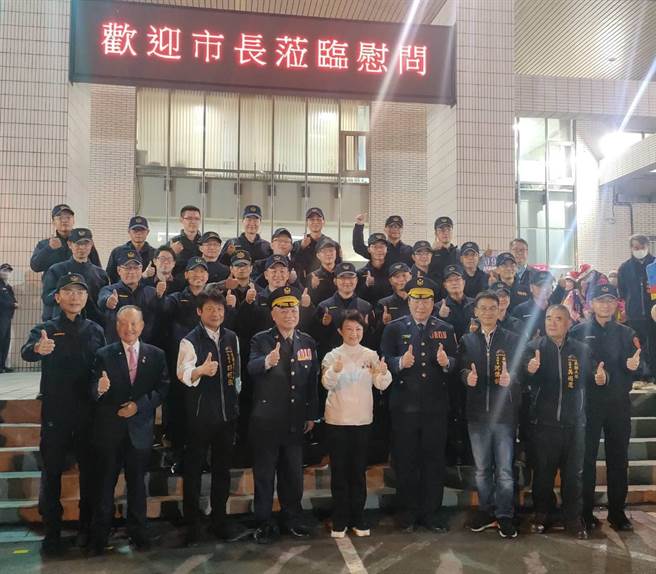 台中市长卢秀燕11日晚间在台中市政府警察局局长蔡苍柏陪同下展开慰问，首站来到乌日警分局，替辛劳的警察与协勤民力加油打气。（潘虹恩摄）