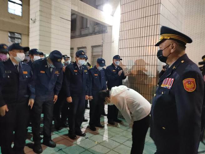 台中市长卢秀燕11日晚间在台中市政府警察局局长蔡苍柏陪同下展开慰问，首站来到乌日警分局。（潘虹恩摄）