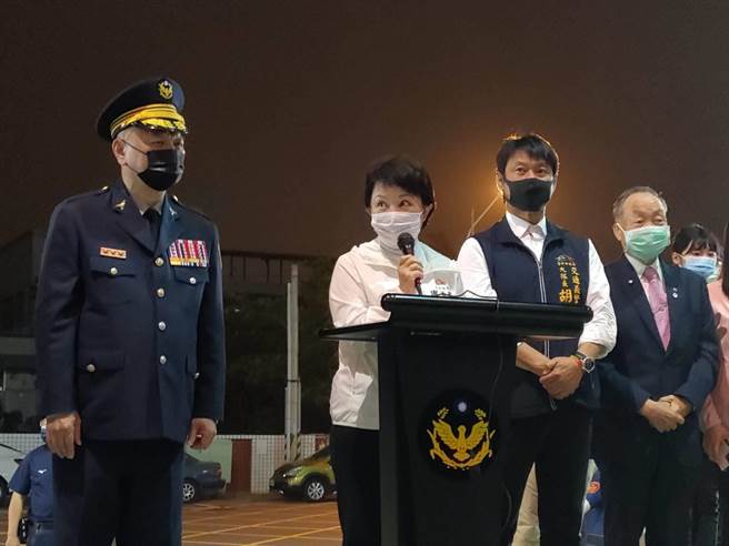 卢秀燕说，为了让市民朋友好过年，全台中7000多位警察，包括志工系统、民防、义警、义交等志工全体出动，有决心、有信心让市民好过年。（潘虹恩摄）