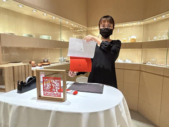 SHANG XIA精品舉行迎新春藝術體驗活動，邀請賴彥廷現場指導。（溫博鈞攝）