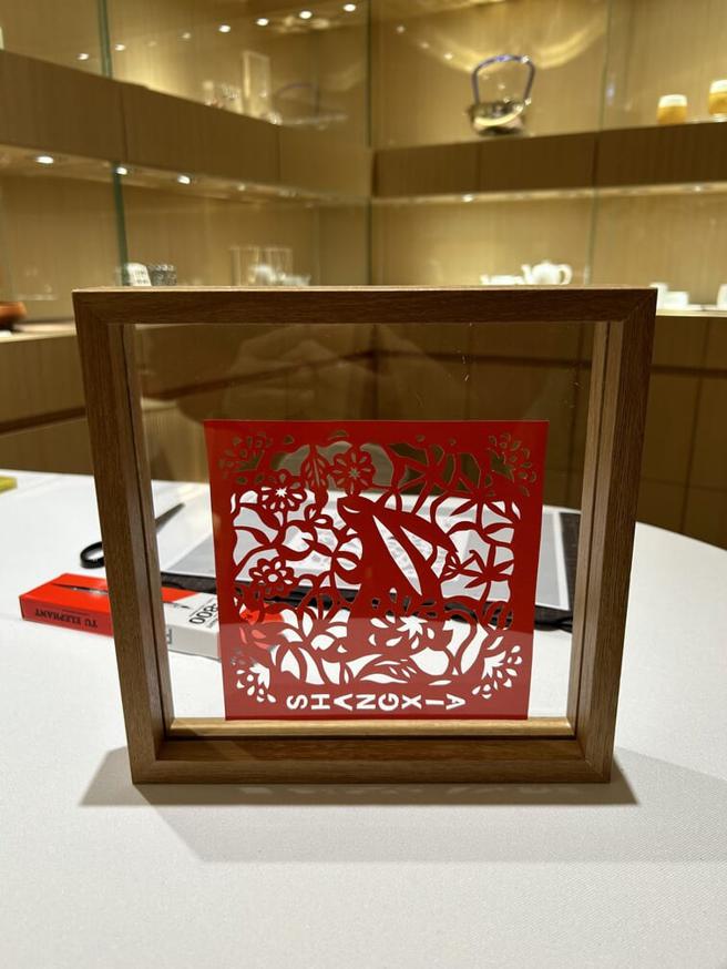 剪紙藝術精緻有趣，帶來迎春喜氣。（溫博鈞攝）