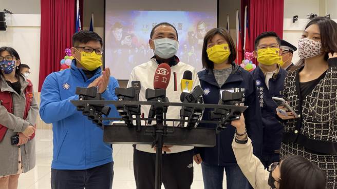 選在國民黨尾牙到新店慰問警消春安工作，侯友宜表示行程早就排定，而且這才是本份與該做的事。（呂健豪攝）